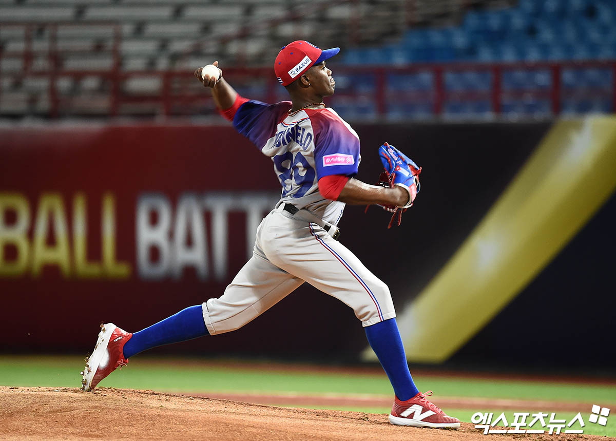 14일 오후 대만 톈무야구장에서 열린 '2024 WBSC(세계야구소프트볼연맹) 프리미어12' B조 조별리그 대한민국과 쿠바의 경기, 1회말 쿠바 선발투수 모이넬로가 역투하고 있다. 타이베이(대만), 박지영 기자