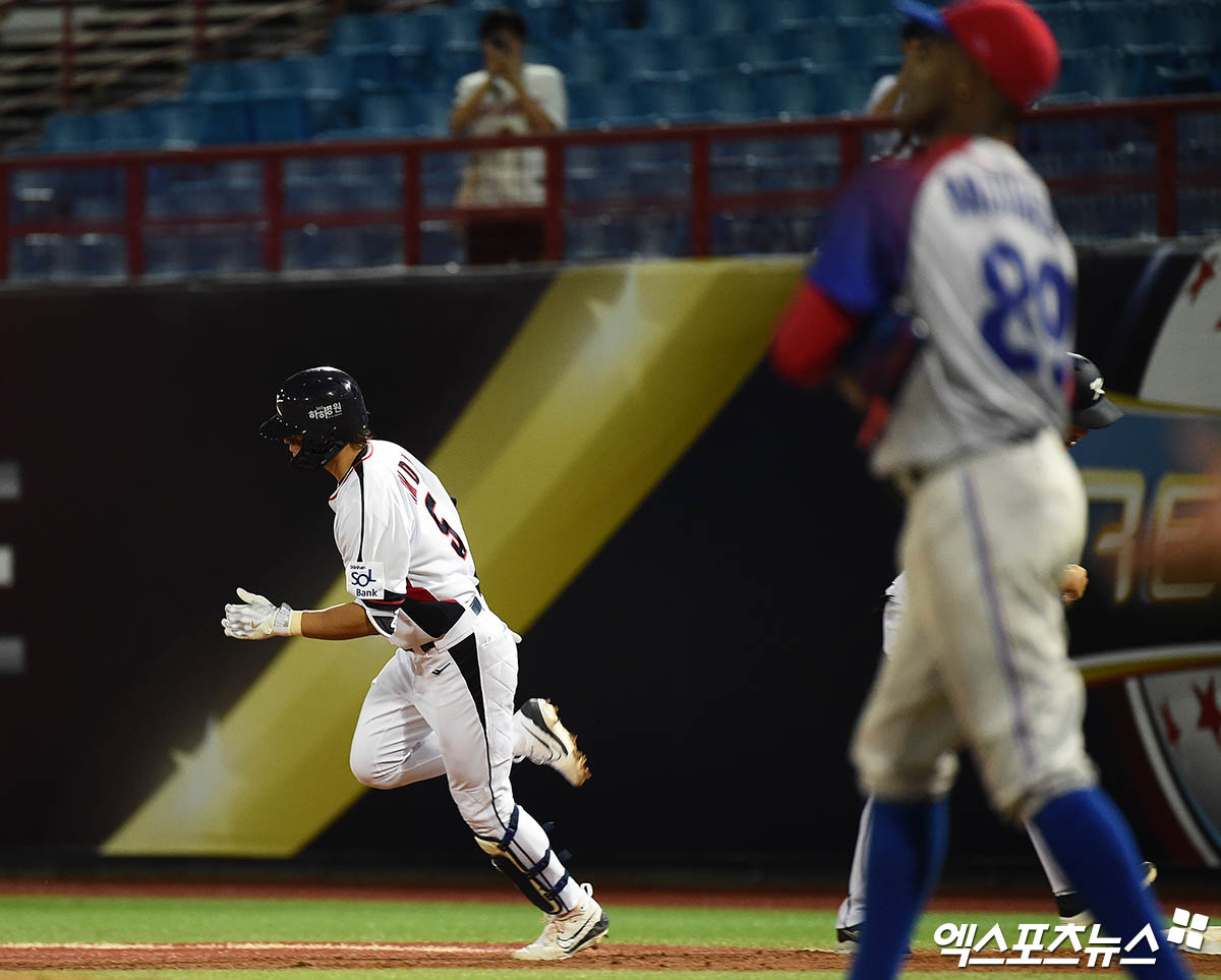 14일 오후 대만 톈무야구장에서 열린 '2024 WBSC(세계야구소프트볼연맹) 프리미어12' B조 조별리그 대한민국과 쿠바의 경기, 2회말 2사 만루 김도영이 쿠바 선발투수 모이넬로 상대로 만루 홈런을 때려내고 있다. 타이베이(대만), 박지영 기자