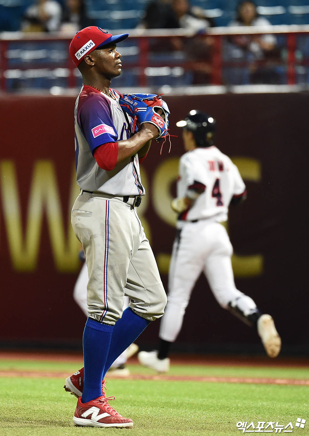 14일 오후 대만 톈무야구장에서 열린 '2024 WBSC(세계야구소프트볼연맹) 프리미어12' B조 조별리그 대한민국과 쿠바의 경기, 2회말 2사 만루 쿠바 선발투수 모이넬로가 신민재를 사구로 내보내며 밀어내기 볼넷을 허용, 실점에 아쉬워하고 있다. 타이베이(대만), 박지영 기자