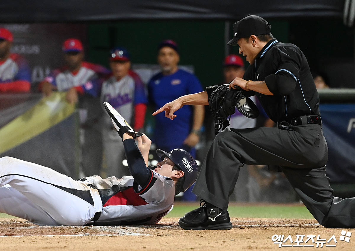 14일 오후 대만 톈무야구장에서 열린 '2024 WBSC(세계야구소프트볼연맹) 프리미어12' B조 조별리그 대한민국과 쿠바의 경기, 6회말 2사 2루 최원준의 적시 2루타 때 2루주자 나승엽이 홈으로 쇄도하며 득점을 올리고 있다. 타이베이(대만), 박지영 기자