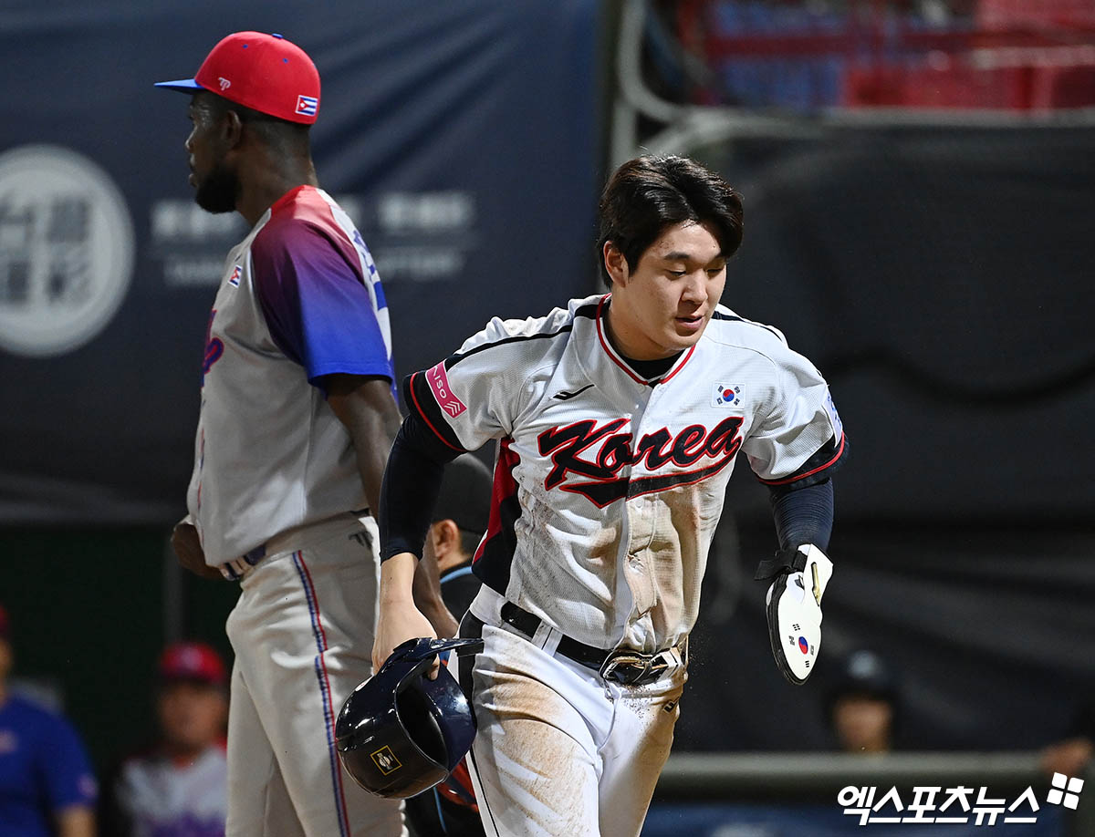 14일 오후 대만 톈무야구장에서 열린 '2024 WBSC(세계야구소프트볼연맹) 프리미어12' B조 조별리그 대한민국과 쿠바의 경기, 6회말 2사 2루 최원준의 적시 2루타 때 2루주자 나승엽이 홈으로 쇄도하며 득점을 올리고 있다. 타이베이(대만), 박지영 기자