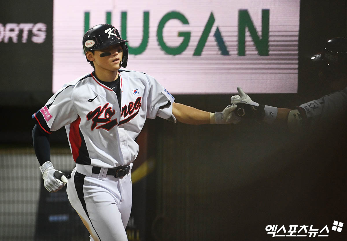 김도영이 14일 대만 톈무야구장에서 열린 '2024 WBSC(세계야구소프트볼연맹) 프리미어12' B조 조별리그 대한민국과 쿠바의 경기에서 멀티 홈런을 때려냈다. 사진 박지영 기자