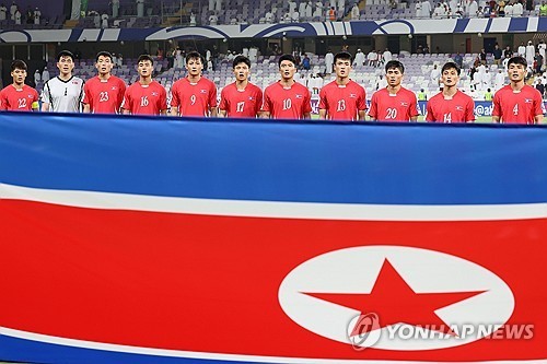 북한 축구 국가대표팀이 14일(이하 한국시간) 저녁 11시 라오스 비엔티안의 라오스 신국립 경기장에서 이란과 2026 FIFA 북중미 월드컵 아시아 3차예선 A조 5차전에서 전반을 0-3으로 크게 뒤진 채 마쳤다. 사진 연합뉴스