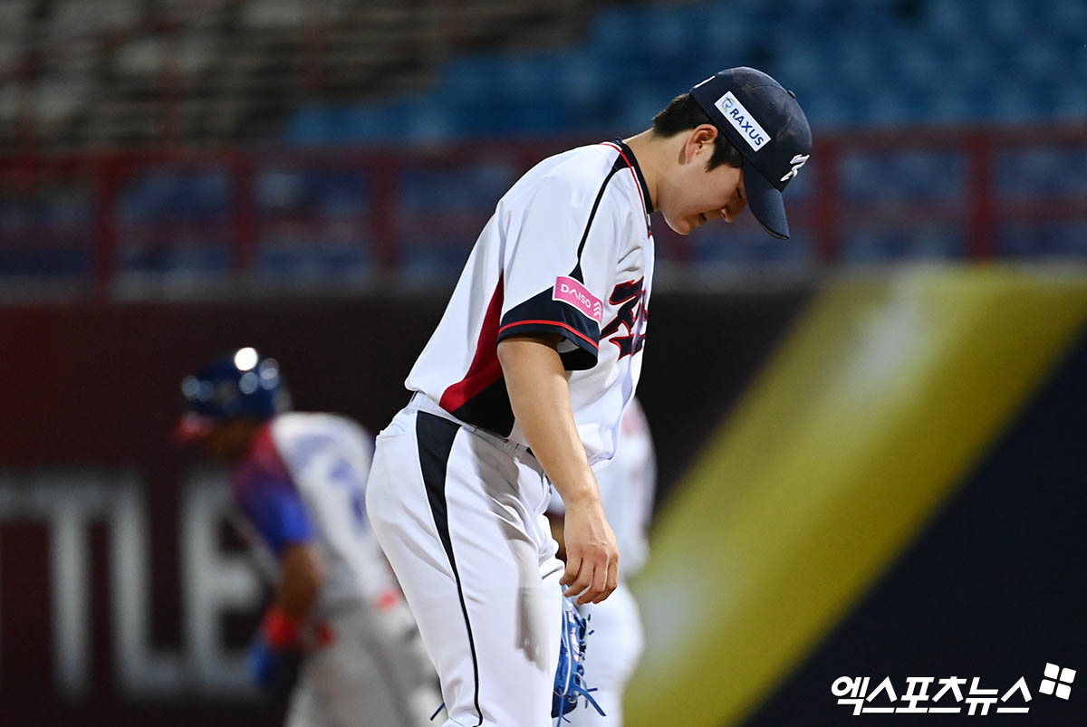 대표팀 투수 김택연은 14일 대만 타이베이 톈무야구장에서 열린 '2024 세계야구소프트볼연맹(WBSC) 프리미어12' 조별리그 B조 두 번째 경기 쿠바전에서 8회초 구원 등판했다. 쿠바 타선에 두 타자 연속 홈런을 맞으며 흔들렸다. 타이베이(대만), 박지영 기자