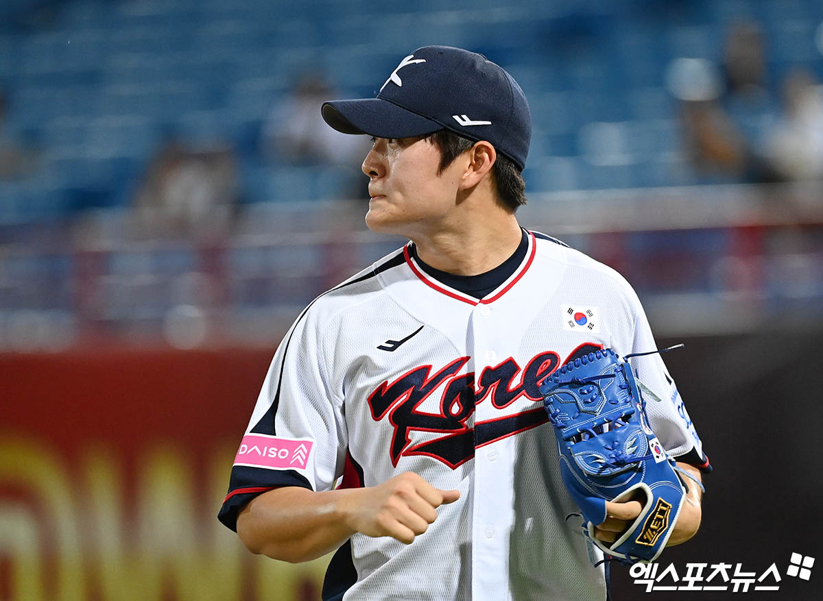 14일 오후 대만 톈무야구장에서 열린 '2024 WBSC(세계야구소프트볼연맹) 프리미어12' B조 조별리그 대한민국과 쿠바의 경기, 8회초 김택연이 쿠바 기베르트와 비날레스에게 백투백 홈런을 허용한 뒤 강판당하며 아쉬워하고 있다. 타이베이(대만), 박지영 기자