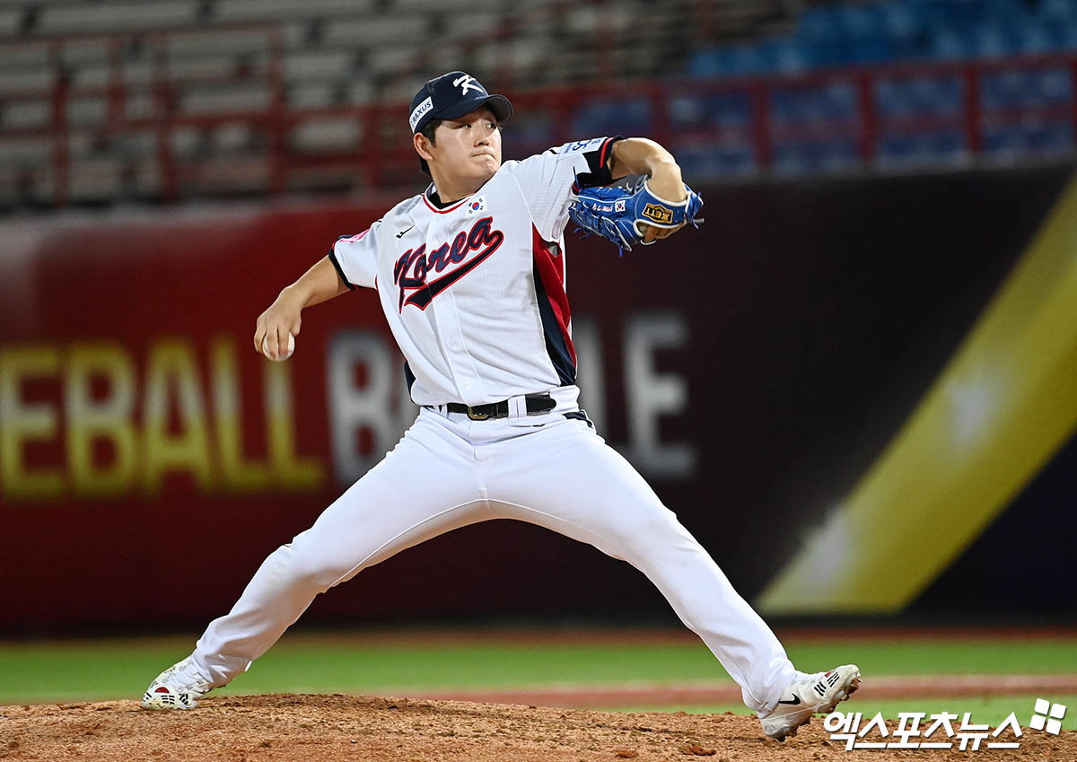 14일 오후 대만 톈무야구장에서 열린 '2024 WBSC(세계야구소프트볼연맹) 프리미어12' B조 조별리그 대한민국과 쿠바의 경기, 8회초 김택연이 역투하고 있다. 타이베이(대만), 박지영 기자