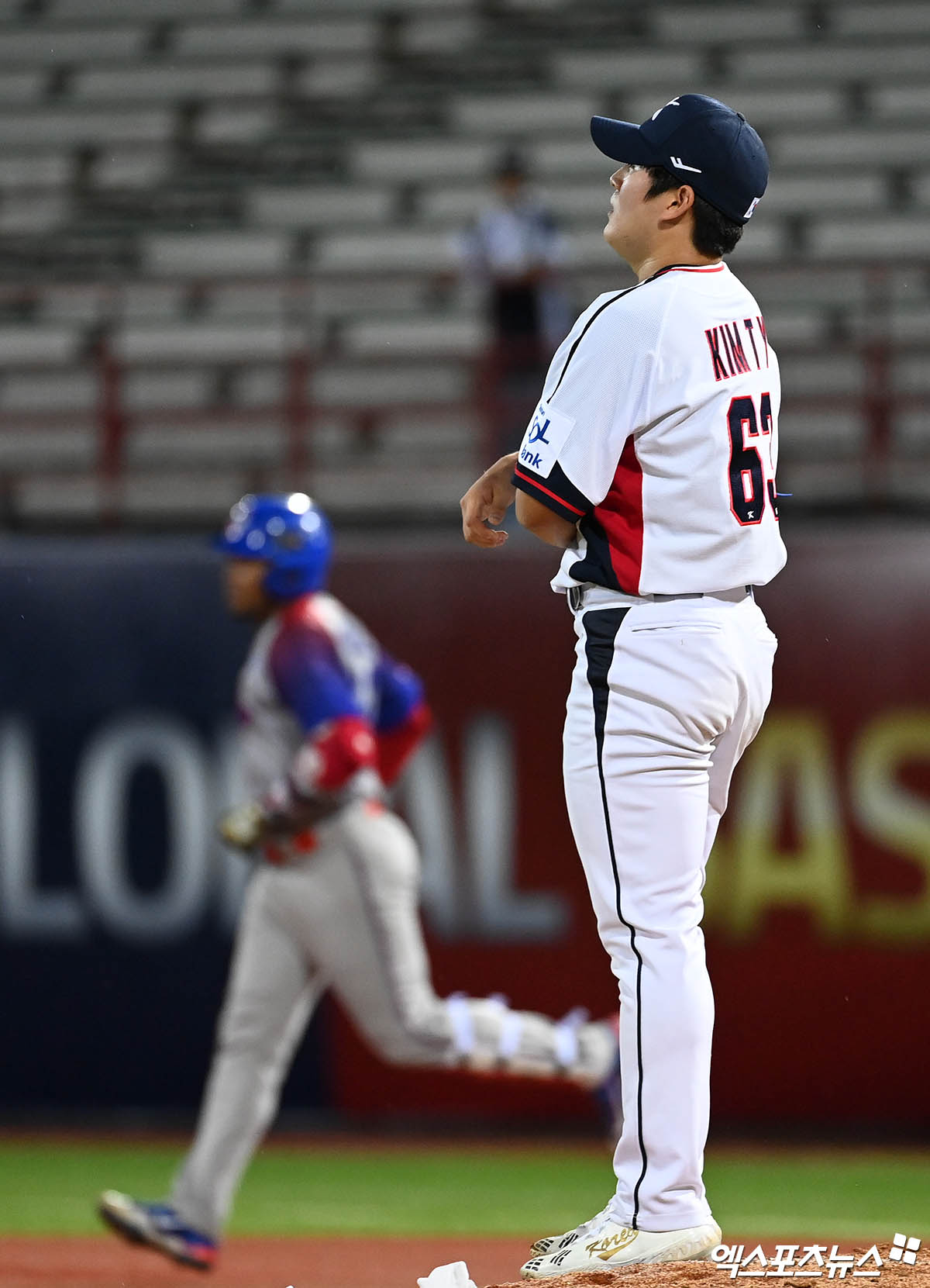 14일 오후 대만 톈무야구장에서 열린 '2024 WBSC(세계야구소프트볼연맹) 프리미어12' B조 조별리그 대한민국과 쿠바의 경기, 8회초 김택연이 쿠바 비날레스에게 백투백 홈런을 허용한 뒤 아쉬워하고 있다. 타이베이(대만), 박지영 기자