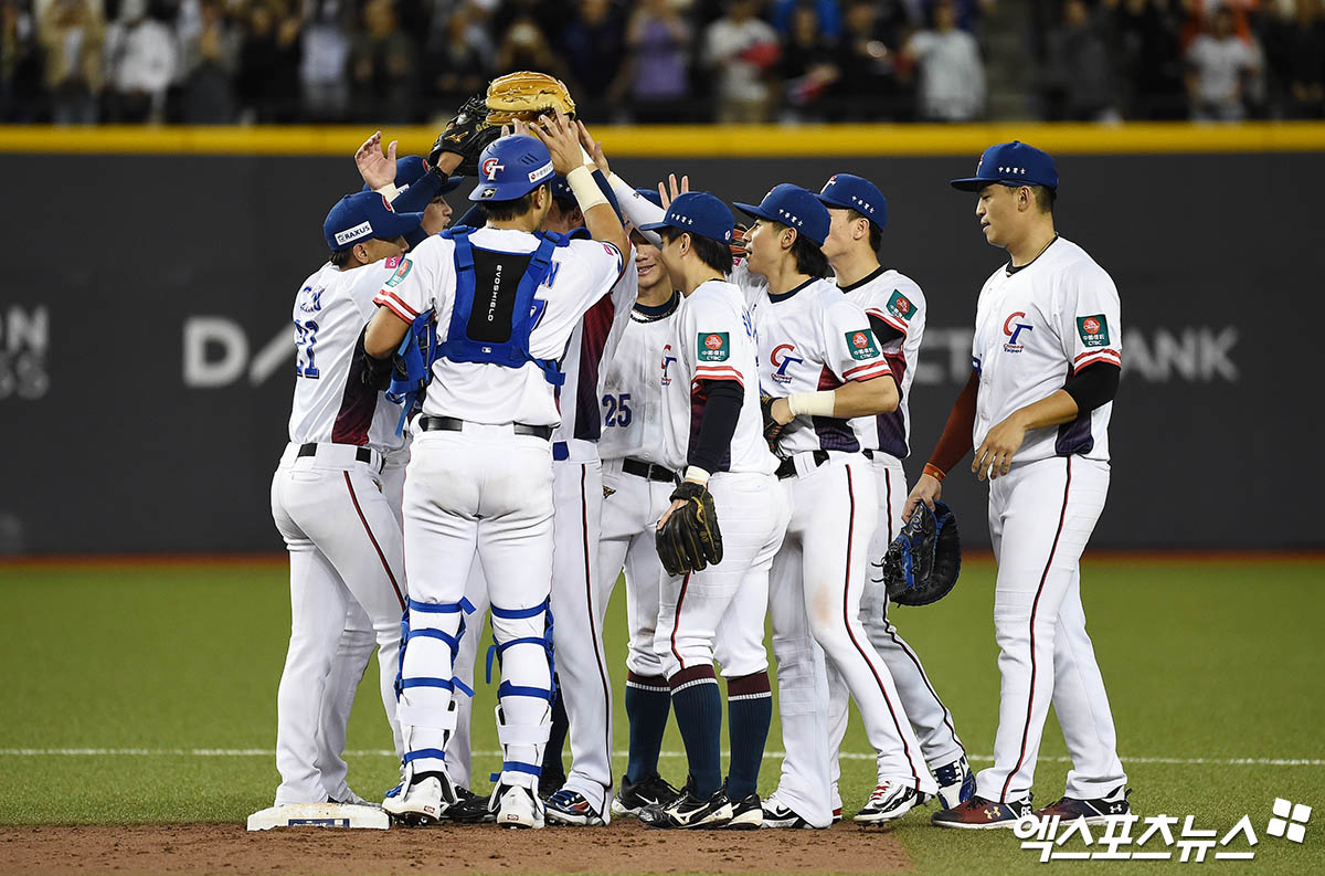 대만은 14일 대만 타이베이 타이베이돔에서 2024 WBSC 프리미어12 B조 조별 예선 도미니카 공화국과 2차전을 치러 2-1로 승리했다. 전날 한국전에서 6-3으로 첫 승을 달성했던 대만은 2연승으로 B조 선두 자리를 지켰다. 타이베이(대만), 박지영 기자