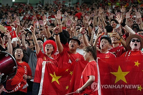 중국이 2연승을 챙기면서 2026 월드컵 본선행에 다가서게 됐다. 브랑코 이반코비치 감독이 이끄는 중국은 15일 바레인 마나마에서 끝난 월드컵 아시아 3차예선 C조 5차전에서 홈팀 바레인을 1-0으로 눌렀다. 앞서 지난 4차전 홈경기에서 인도네시아를 누르며 첫 승을 챙긴 중국은 2승 3패를 기록, 4위가 됐다. 2위 호주도 승점 6에 그치고 있어 각 조 1~2위에 주어지는 본선 직행 티켓 확보도 가능하게 됐다. 연합뉴스