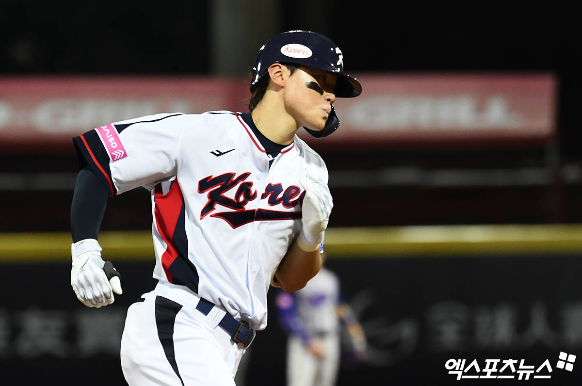 한국 야구대표팀 김도영이 14일 대만 타이베이 톈무야구장에서 열린 2024 세계야구소프트볼연맹 프리미어12 조별리그 B조 2차전 쿠바와의 경기에서 2회말 6-0을 만드는 만루홈런을 때려낸 뒤 베이스를 돌고 있다. 김도영은 이날 멀티홈런을 터트렸고 한국은 8-4 승리로 대회 첫 승을 신고했다. 타이베이(대만), 박지영 기자