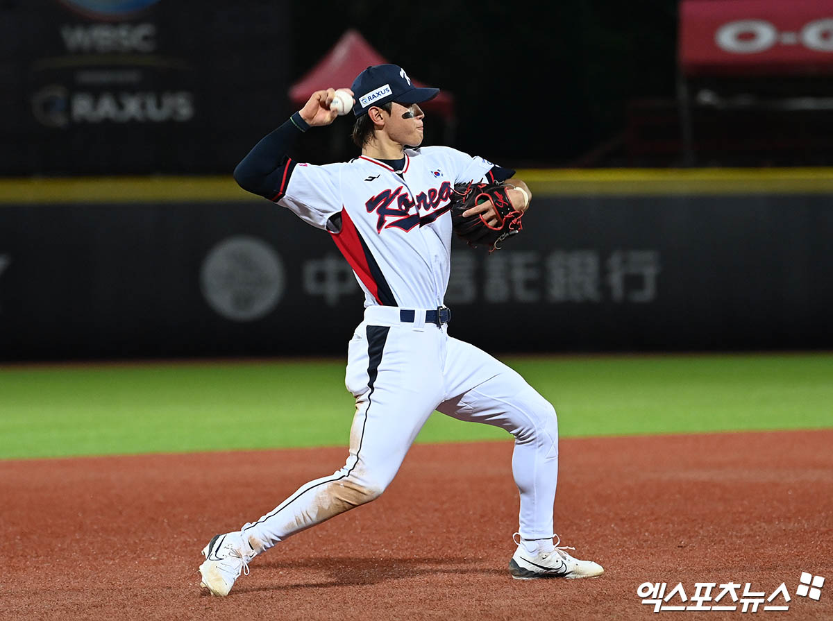 14일 오후 대만 톈무야구장에서 열린 '2024 WBSC(세계야구소프트볼연맹) 프리미어12' B조 조별리그 대한민국과 쿠바의 경기, 6회초 한국 3루수 김도영이 쿠바 데스파이네의 땅볼 타구를 잡아 1루로 송구하고 있다. 타이베이(대만), 박지영 기자