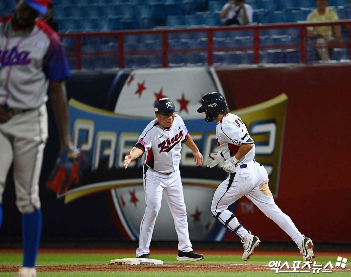 14일 오후 대만 톈무야구장에서 열린 '2024 WBSC(세계야구소프트볼연맹) 프리미어12' B조 조별리그 대한민국과 쿠바의 경기, 7회말 1사 김도영이 솔로 홈런을 때려낸 뒤 베이스를 돌고 있다. 타이베이(대만), 박지영 기자