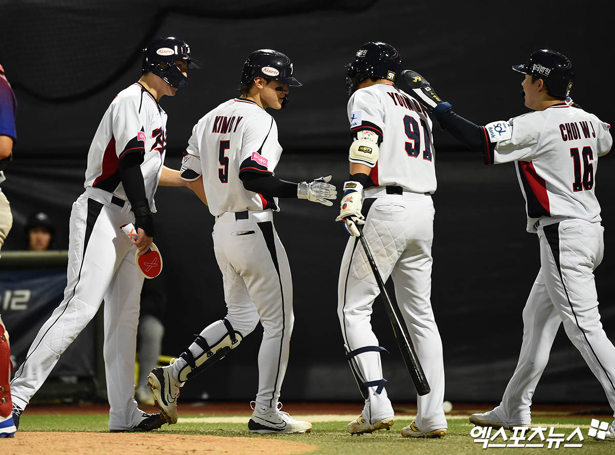 14일 오후 대만 톈무야구장에서 열린 '2024 WBSC(세계야구소프트볼연맹) 프리미어12' B조 조별리그 대한민국과 쿠바의 경기, 2회말 2사 만루 김도영이 쿠바 선발투수 모이넬로 상대로 만루 홈런을 때려낸 뒤 홈에서 동료들과 하이파이브를 나누고 있다. 타이베이(대만), 박지영 기자