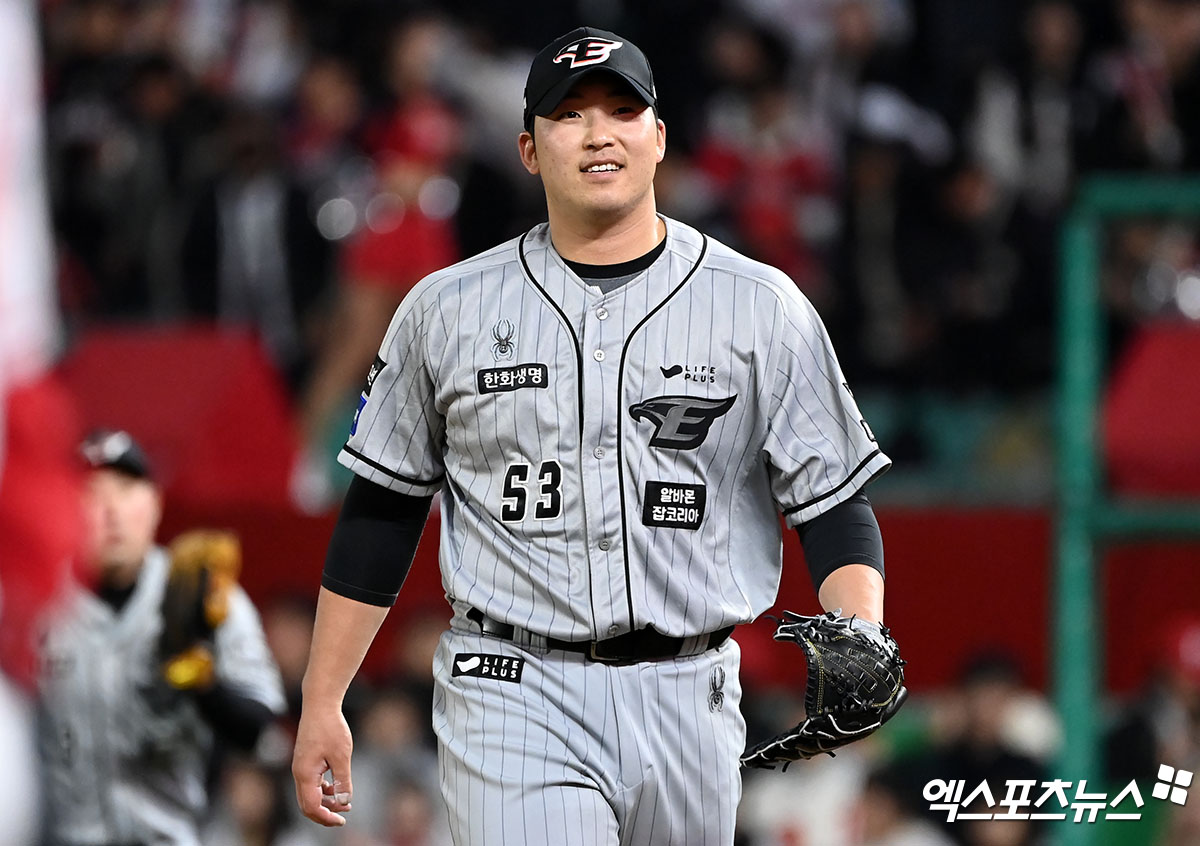 In the '2024 Shinhan SOL Bank KBO League' game between Hanwha Eagles and SSG Landers held at Incheon SSG Landers Field on the afternoon of the 26th, Hanwha starting pitcher Kim Min-woo is heading to the dugout after finishing defense in the bottom of the 4th inning. Xports News DB