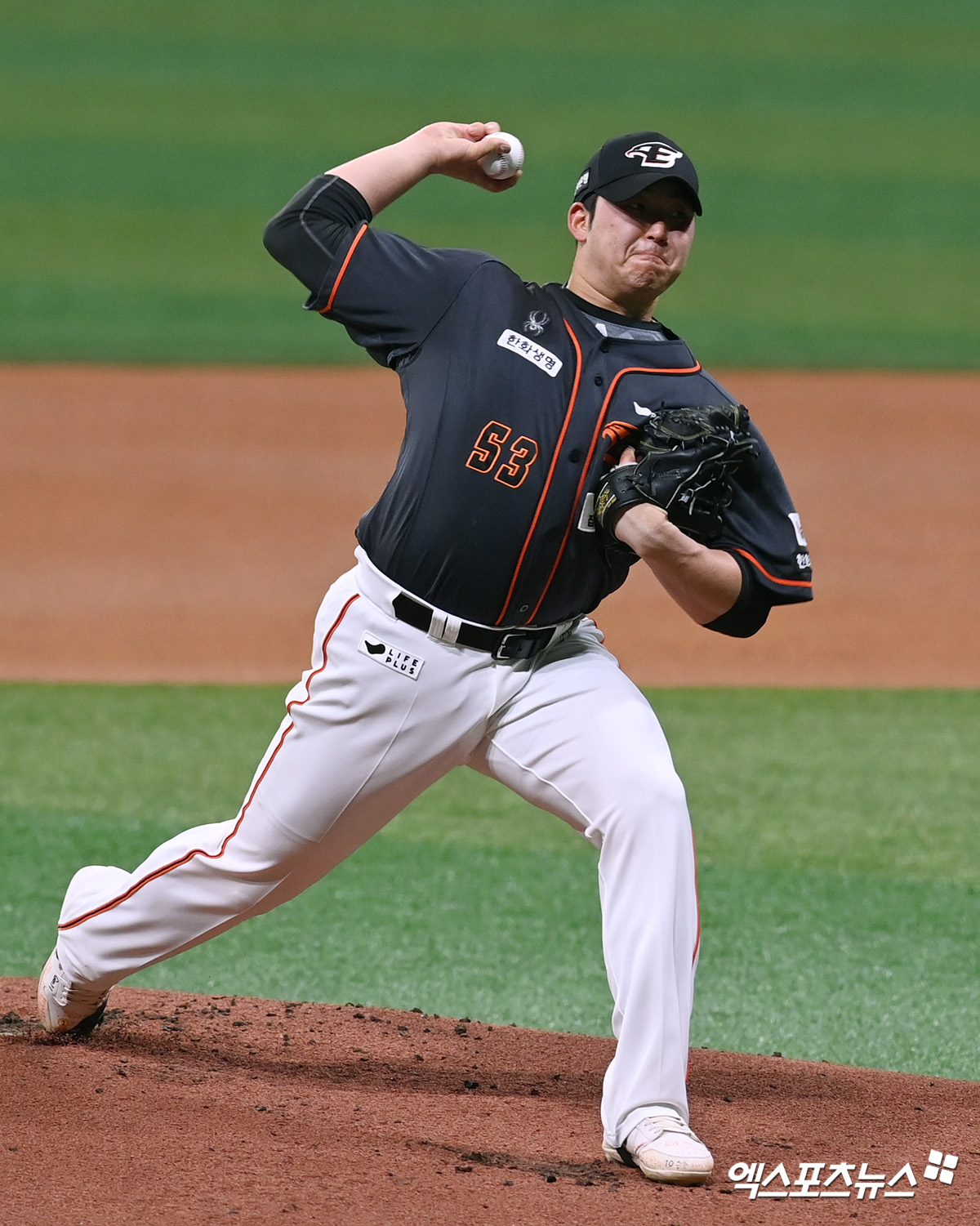 In the '2024 Shinhan SOL Bank KBO League' game between Hanwha Eagles and Kiwoom Heroes held at Gocheok Sky Dome in Guro-gu, Seoul on the afternoon of the 7th, Hanwha starting pitcher Kim Min-woo is throwing the ball vigorously in the bottom of the first inning. Xports News DB