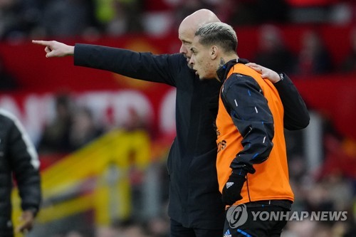 영국 지역지 맨체스터 이브닝 뉴스가 15일(한국시간) 주전에서 밀려난 안토니가 에릭 텐 하흐 감독 경질에도 팀에 남아 경쟁하고 싶다는 의지를 드러냈다고 보도했다.   매체는 브라질의 축구 전문 기자 조르지 니콜라가 한 유튜브 방송에서 언급한 안토니의 상황을 소개했다.  연합뉴스