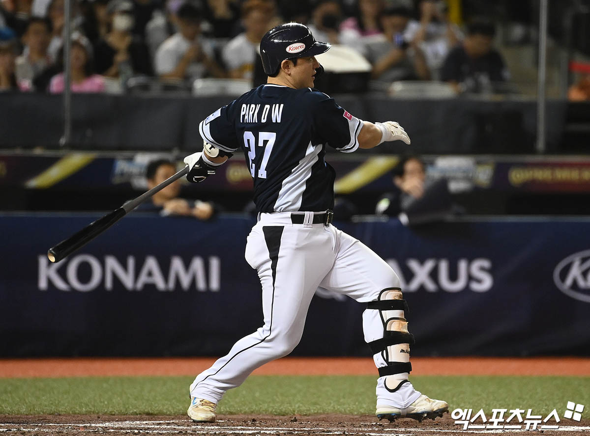 15일 오후 대만 타이베이돔에서 열린 '2024 WBSC(세계야구소프트볼연맹) 프리미어12' B조 조별리그 3차전 대한민국과 일본의 경기, 2회초 1사 박동원이 2루타를 때려내고 있다. 타이베이(대만), 박지영 기자