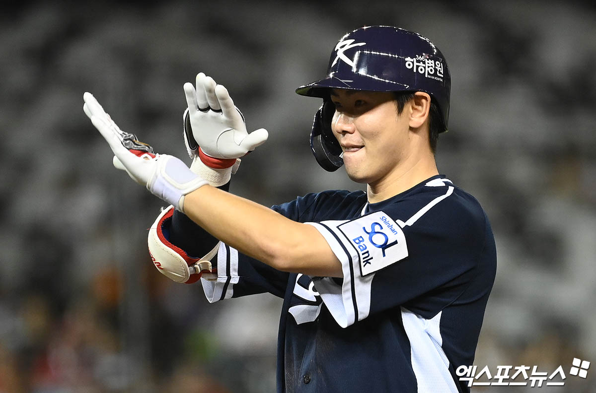 15일 오후 대만 타이베이돔에서 열린 '2024 WBSC(세계야구소프트볼연맹) 프리미어12' B조 조별리그 3차전 대한민국과 일본의 경기, 2회초 2사 1,3루 홍창기가 선취 1타점 적시타를 때려낸 뒤 세리머니를 하고 있다. 타이베이(대만), 박지영 기자