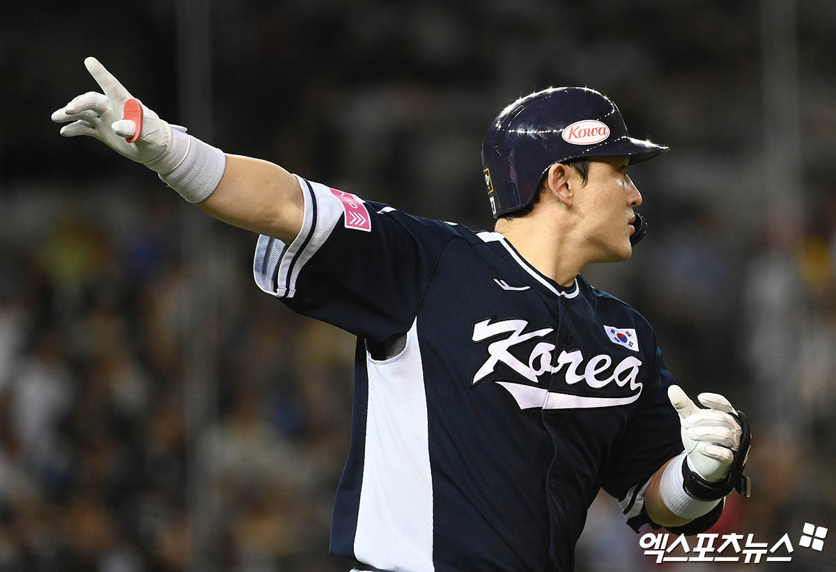 15일 오후 대만 타이베이돔에서 열린 '2024 WBSC(세계야구소프트볼연맹) 프리미어12' B조 조별리그 3차전 대한민국과 일본의 경기, 4회초 1사 한국 박동원이 일본 선발투수 타카하시 상대로 동점 솔로 홈런을 때려낸 뒤 베이스를 돌며 세리머니를 하고 있다. 타이베이(대만), 박지영 기자