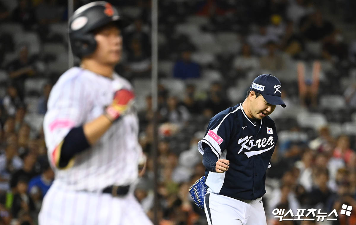 15일 오후 대만 타이베이돔에서 열린 '2024 WBSC(세계야구소프트볼연맹) 프리미어12' B조 조별리그 3차전 대한민국과 일본의 경기, 4회말 2사 1루 한국 투수 유영찬이 일본 사카쿠라의 땅볼 타구를 수비하며 이닝을 종료시킨 뒤 기뻐하고 있다. 타이베이(대만), 박지영 기자