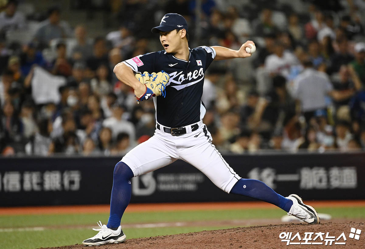 15일 오후 대만 타이베이돔에서 열린 '2024 WBSC(세계야구소프트볼연맹) 프리미어12' B조 조별리그 3차전 대한민국과 일본의 경기, 5회말 1사 한국 투수 유영찬이 곽도규와 교체되어 마운드를 내려가고 있다. 타이베이(대만), 박지영 기자