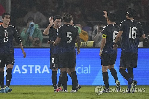 신태용 감독이 이끄는 인도네시아 축구 대표팀이 15일(한국시간) 인도네시아 자카르타에 있는 겔로라 붕 카르노 경기장에서 열린 일본과의 2026 국제축구연맹(FIFA) 북중미 월드컵(캐나다-미국-멕시코 공동 개최) 아시아 지역 3차 예선 C조 5차전에서 0-4 완패를 당했다.  지난 1989년 6월 맞대결 이후 35년 만에 일본을 홈으로 불러들인 인도네시아는 깊이 내려선 수비진이 실수로 무너지면서 완패를 당했다. 연합뉴스