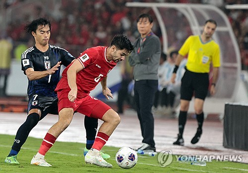 신태용 감독이 이끄는 인도네시아 축구 대표팀이 15일(한국시간) 인도네시아 자카르타에 있는 겔로라 붕 카르노 경기장에서 열린 일본과의 2026 국제축구연맹(FIFA) 북중미 월드컵(캐나다-미국-멕시코 공동 개최) 아시아 지역 3차 예선 C조 5차전에서 0-4 완패를 당했다.  지난 1989년 6월 맞대결 이후 35년 만에 일본을 홈으로 불러들인 인도네시아는 깊이 내려선 수비진이 실수로 무너지면서 완패를 당했다. 연합뉴스