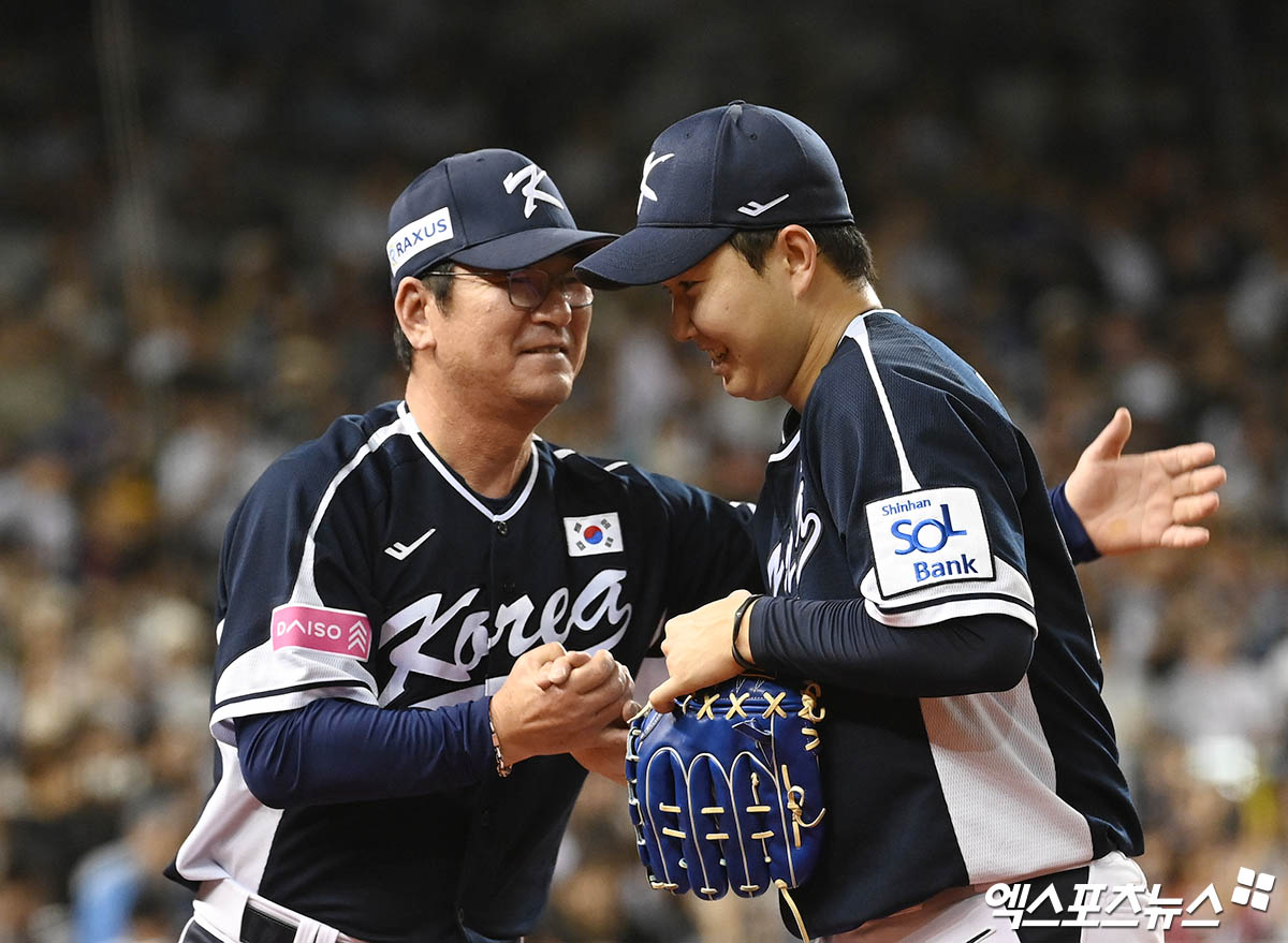 15일 오후 대만 타이베이돔에서 열린 '2024 WBSC(세계야구소프트볼연맹) 프리미어12' B조 조별리그 3차전 대한민국과 일본의 경기, 5회말 1사 한국 투수 유영찬이 교체되어 마운드를 내려가며 더그아웃에서 류중일 감독의 격려를 받고 있다. 타이베이(대만), 박지영 기자