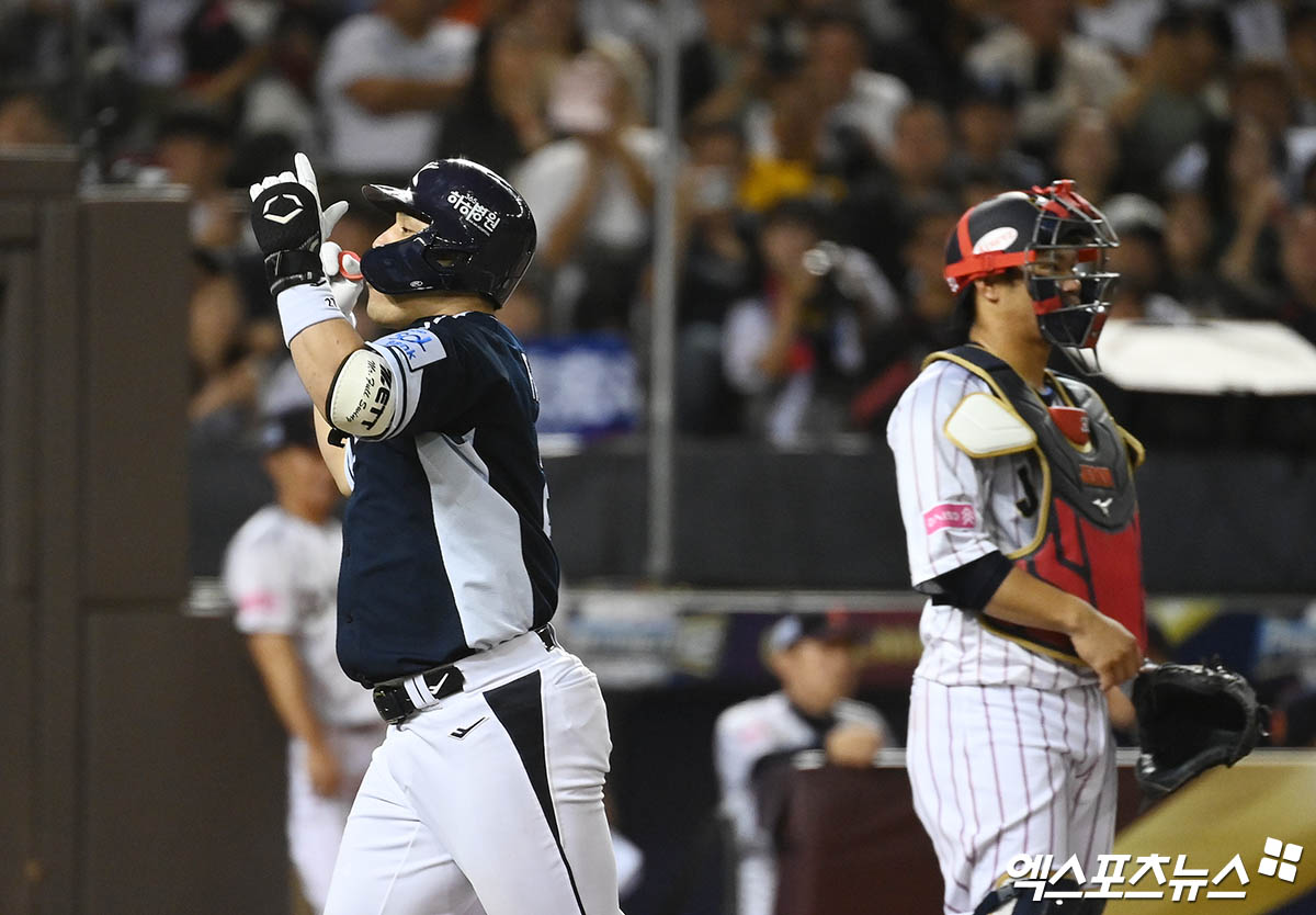 15일 오후 대만 타이베이돔에서 열린 '2024 WBSC(세계야구소프트볼연맹) 프리미어12' B조 조별리그 3차전 대한민국과 일본의 경기, 4회초 1사 한국 박동원이 일본 선발투수 타카하시 상대로 동점 솔로 홈런을 때려낸 뒤 베이스를 돌며 세리머니를 하고 있다. 타이베이(대만), 박지영 기자