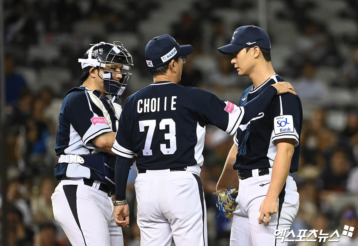 15일 오후 대만 타이베이돔에서 열린 '2024 WBSC(세계야구소프트볼연맹) 프리미어12' B조 조별리그 3차전 대한민국과 일본의 경기, 5회말 2사 1,2루 최일언 투수코치가 마운드를 방문해 곽도규를 격려하고 있다. 타이베이(대만), 박지영 기자