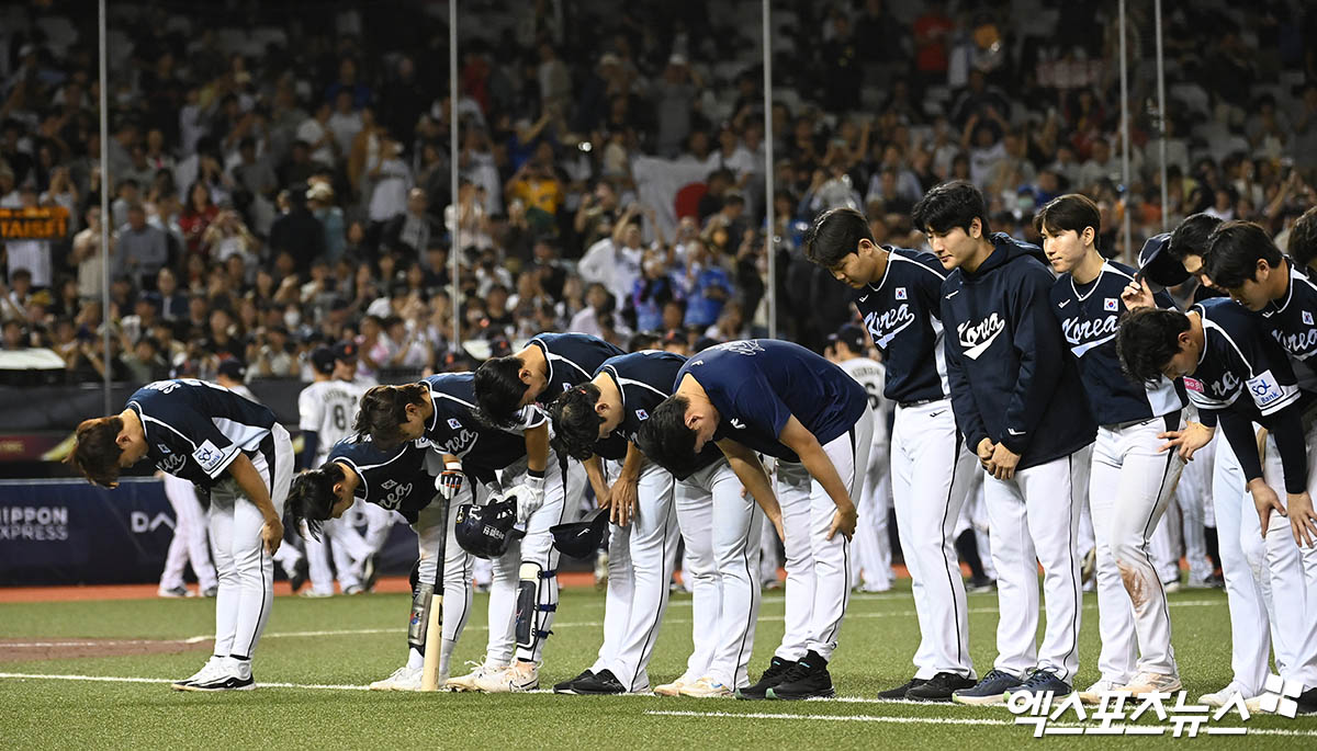 15일 오후 대만 타이베이돔에서 열린 '2024 WBSC(세계야구소프트볼연맹) 프리미어12' B조 조별리그 3차전 대한민국과 일본의 경기, 대한민국이 3:6의 스코어로 패배했다.  경기 종료 후 한국 선수들이 아쉬워하고 있다. 탸이베이(대만), 박지영 기자