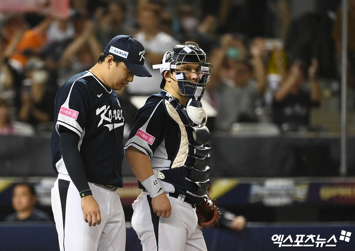 대표팀 투수 이영하(왼쪽)는 15일 대만 타이베이 타이베이돔에서 열린 '2024 세계야구소프트볼연맹(WBSC) 프리미어12' 조별리그 B조 세 번째 경기 일본전에서 구원 등판했다. 2사 만루 위기에서 불을 끄기 위해 나섰지만, 마키에게 2타점 적시타를 맞아 역전을 허용했다. 타이베이(대만), 박지영 기자