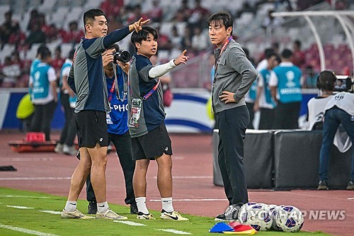 전후반에 각각 두 골씩 실점하면서 홈에서 일본에 0-4 대패를 당해 조 최하위로 주저앉은 인도네시아 축구대표팀의 신태용 감독이 한숨을 내쉬었다. 인도네시아는 1938 프랑스 월드컵 이후 38년 만에 월드컵 본선 진출을 노리고 있지만, 본선으로 가는 길의 마지막 문턱인 3차예선 돌입 후 5경기 무승(3무2패)을 탈출하지 못하는 등 어려움을 겪고 있다. 사진 연합뉴스