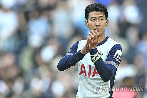 손흥민의 파리 생제르맹(PSG) 이적설이 제기됐다. 토트넘 홋스퍼가 지난 시즌에 이어 이번 시즌에도 유럽축구연맹(UEFA) 챔피언스리그 진출 티켓을 따내지 못한다면 내년 여름 손흥민을 PSG에 매각할 가능성이 있다는 게 이적설의 주 내용이다. 만약 손흥민이 PSG로 이적할 경우 국가대표팀 경기에서나 기대할 만한 이강인과 손흥민의 합작골을 클럽에서도 볼 수 있게 된다. 사진 연합뉴스