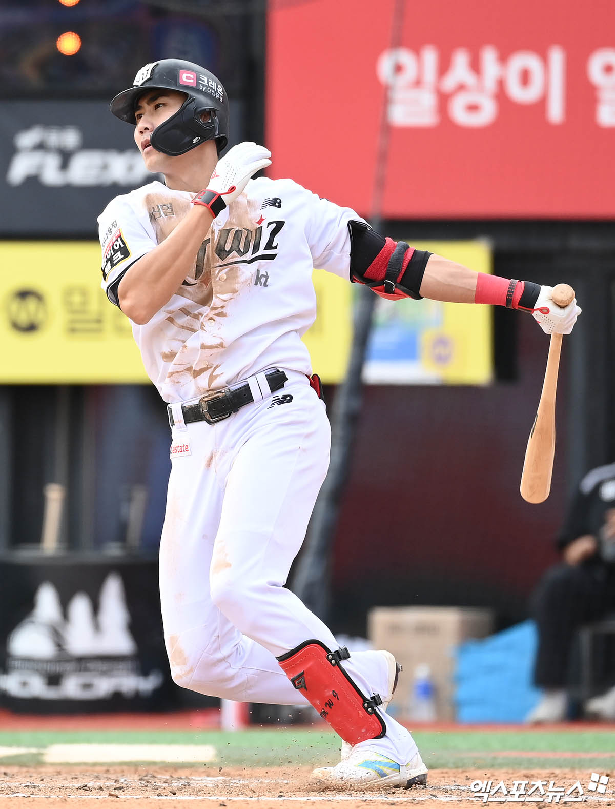 9일 오후 수원케이티위즈파크에서 열린 '2024 신한 SOL Bank KBO 포스트시즌' LG 트윈스와 KT 위즈의 준플레이오프 4차전 경기, 6회말 1사 KT 심우준이 안타를 때려내고 있다. 엑스포츠뉴스DB