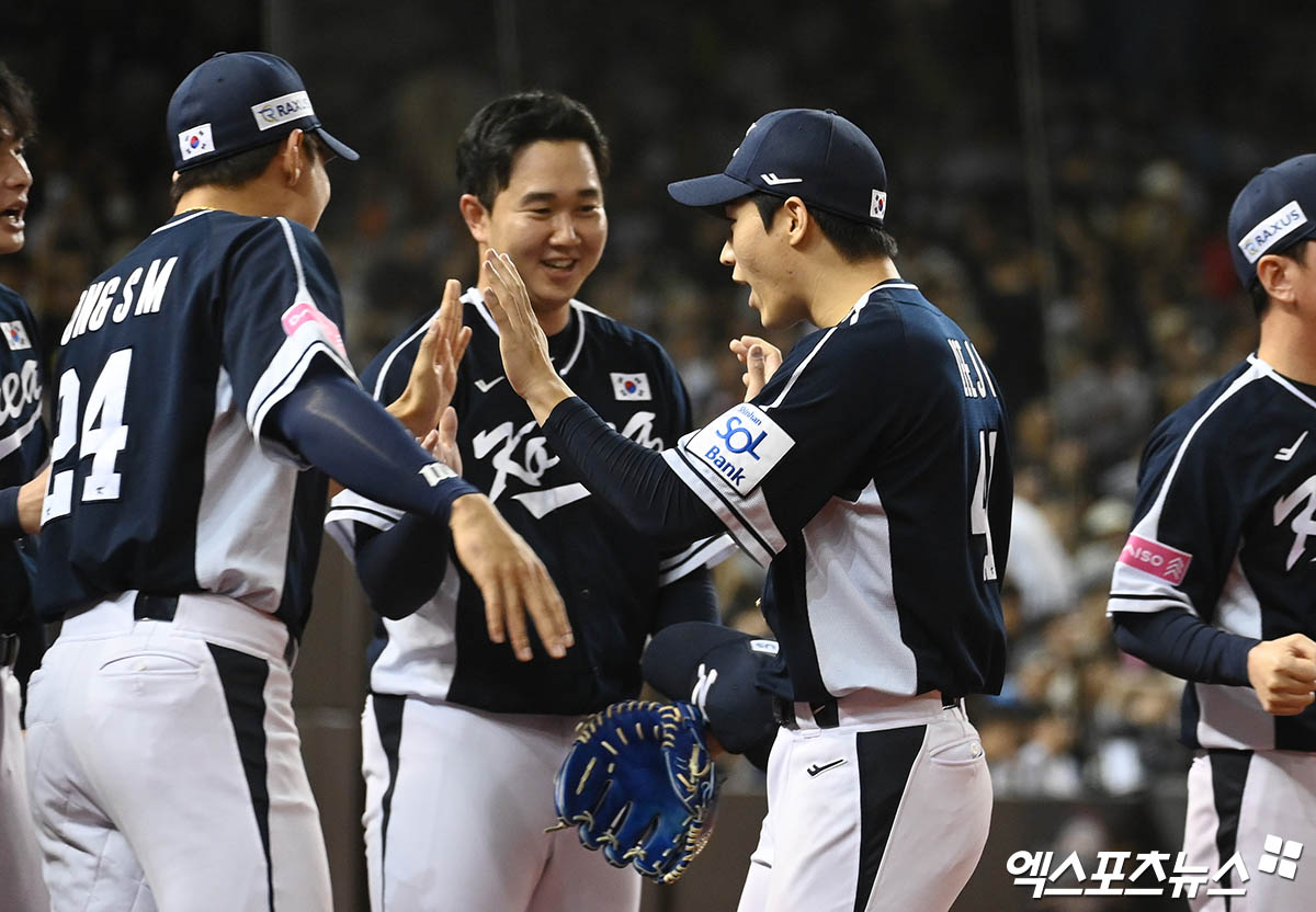 대표팀 투수 유영찬(왼쪽 두 번째)은 15일 대만 타이베이 타이베이돔에서 열린 '2024 세계야구소프트볼연맹(WBSC) 프리미어12' 조별리그 B조 세 번째 경기 일본전에서 구원 등판했다. 선발 최승용의 뒤를 이어 2⅔이닝 무실점으로 활약했으나 팀 패배로 빛이 바랬다. 타이베이(대만), 박지영 기자