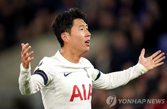 영국 매체 팀토크에서 내년 여름 손흥민의 PSG 이적 가능성을 제기했다. 매체에 따르면 토트넘은 다음 시즌 유럽축구연맹(UEFA) 챔피언스리그 진출에 실패할 경우 내년 여름 손흥민을 PSG에 판매할 가능성이 있다. 손흥민은 킬리안 음바페가 레알 마드리드로 떠난 후 왼쪽 측면에서 파괴력이 급감한 PSG에 새로운 공격 옵션이 될 수 있다. 연합뉴스