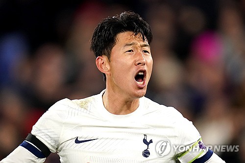 영국 매체 팀토크에서 내년 여름 손흥민의 PSG 이적 가능성을 제기했다. 매체에 따르면 토트넘은 다음 시즌 유럽축구연맹(UEFA) 챔피언스리그 진출에 실패할 경우 내년 여름 손흥민을 PSG에 판매할 가능성이 있다. 손흥민은 킬리안 음바페가 레알 마드리드로 떠난 후 왼쪽 측면에서 파괴력이 급감한 PSG에 새로운 공격 옵션이 될 수 있다. 연합뉴스