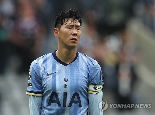 영국 매체 팀토크에서 내년 여름 손흥민의 PSG 이적 가능성을 제기했다. 매체에 따르면 토트넘은 다음 시즌 유럽축구연맹(UEFA) 챔피언스리그 진출에 실패할 경우 내년 여름 손흥민을 PSG에 판매할 가능성이 있다. 손흥민은 킬리안 음바페가 레알 마드리드로 떠난 후 왼쪽 측면에서 파괴력이 급감한 PSG에 새로운 공격 옵션이 될 수 있다. 연합뉴스