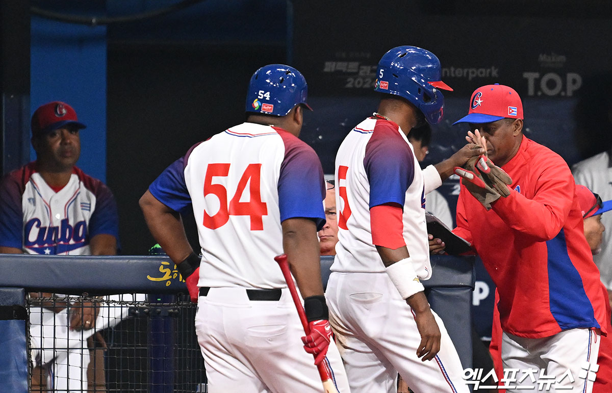 2일 오후 서울 고척스카이돔에서 열린 2024 WBSC(세계야구소프트볼연맹) 프리미어12 대한민국 야구 대표팀과 쿠바 야구 대표팀의 평가전 경기, 5회말 2사 2루 쿠바 무히카가 몬카다의 1타점 적시타때 득점에 성공한 후 더그아웃에서 하이파이브를 하고 있다. 엑스포츠뉴스 DB