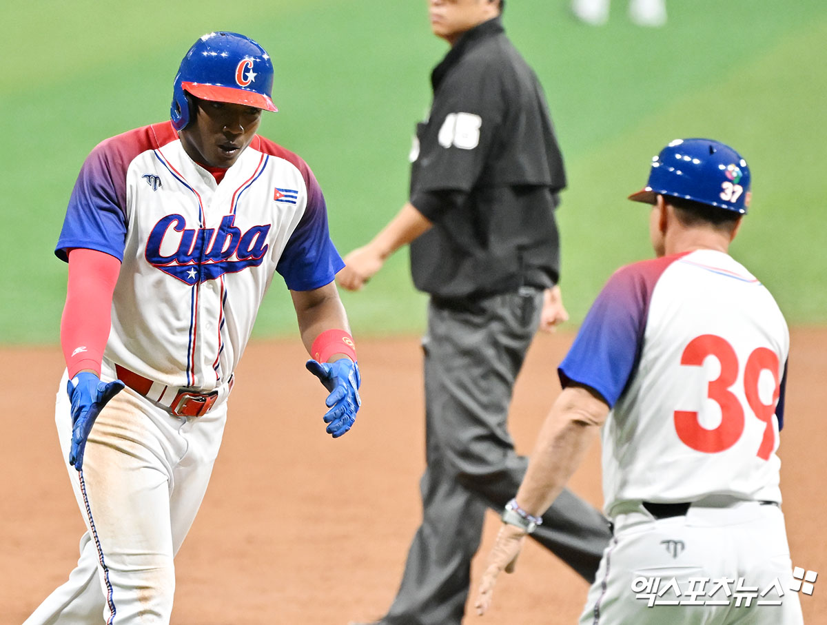 2일 오후 서울 고척스카이돔에서 열린 2024 WBSC(세계야구소프트볼연맹) 프리미어12 대한민국 야구 대표팀과 쿠바 야구 대표팀의 평가전 경기, 3회말 쿠바 기베르트가 솔로 홈런을 날린 후 그라운드를 돌고 있다. 엑스포츠뉴스 DB