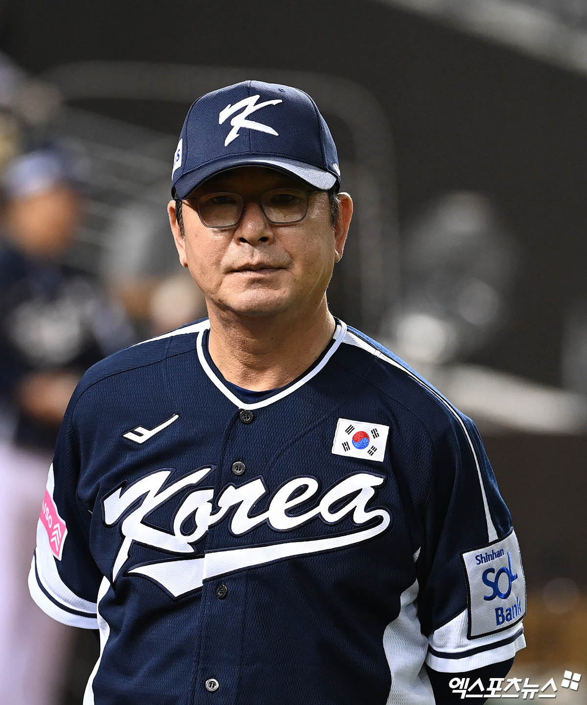 15일 오후 대만 타이베이돔에서 열리는 '2024 WBSC(세계야구소프트볼연맹) 프리미어12' B조 조별리그 3차전 대한민국과 일본의 경기에 앞서 류중일 감독이 선수들의 훈련을 지켜보고 있다. 타이베이(대만), 박지영 기자