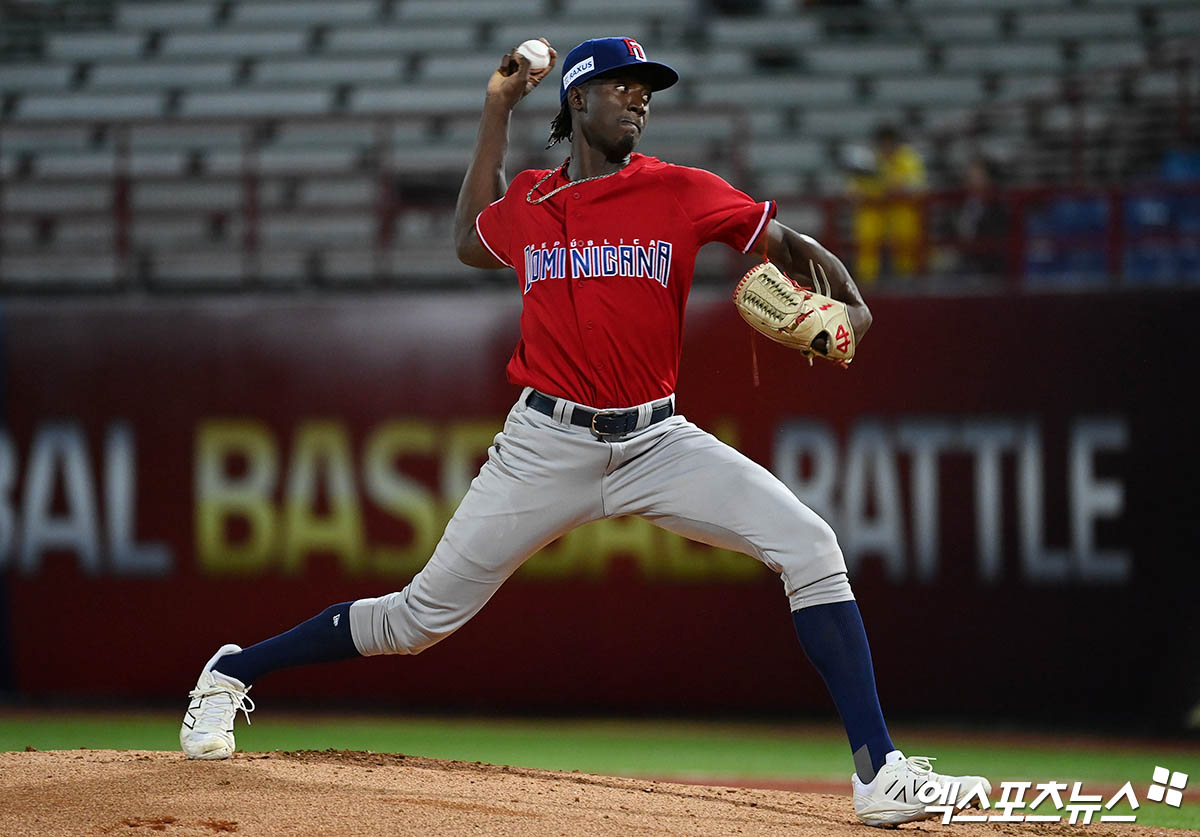 16일 오후 대만 타이베이 톈무야구장에서 열린 '2024 WBSC(세계야구소프트볼연맹) 프리미어12' B조 조별리그 4차전 대한민국과 도미니카공화국의 경기, 1회말 도미니카 선발투수 킬로메가 역투하고 있다. 타이베이(대만), 박지영 기자