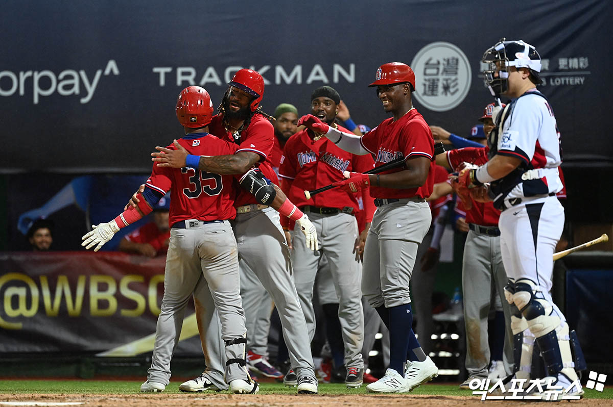 16일 오후 대만 타이베이 톈무야구장에서 열린 '2024 WBSC(세계야구소프트볼연맹) 프리미어12' B조 조별리그 4차전 대한민국과 도미니카공화국의 경기, 4회초 무사 2루 도미니카 알칸타라가 한국 선발투수 임찬규 상대로 투런 홈런을 때려낸 뒤 더그아웃에서 동료들과 기쁨을 나누고 있다. 타이베이(대만), 박지영 기자