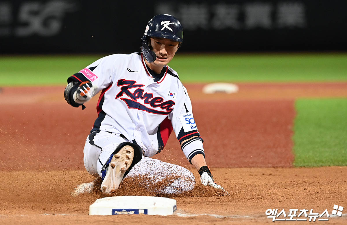 16일 오후 대만 타이베이 톈무야구장에서 열린 '2024 WBSC(세계야구소프트볼연맹) 프리미어12' B조 조별리그 4차전 대한민국과 도미니카공화국의 경기, 6회말 1사 2,3루 신민재가 내야 땅볼을 때려낸 뒤 도미니카 투수 로드리게스의 송구 실책을 틈타 3루까지 진루하고 있다. 타이베이(대만), 박지영 기자