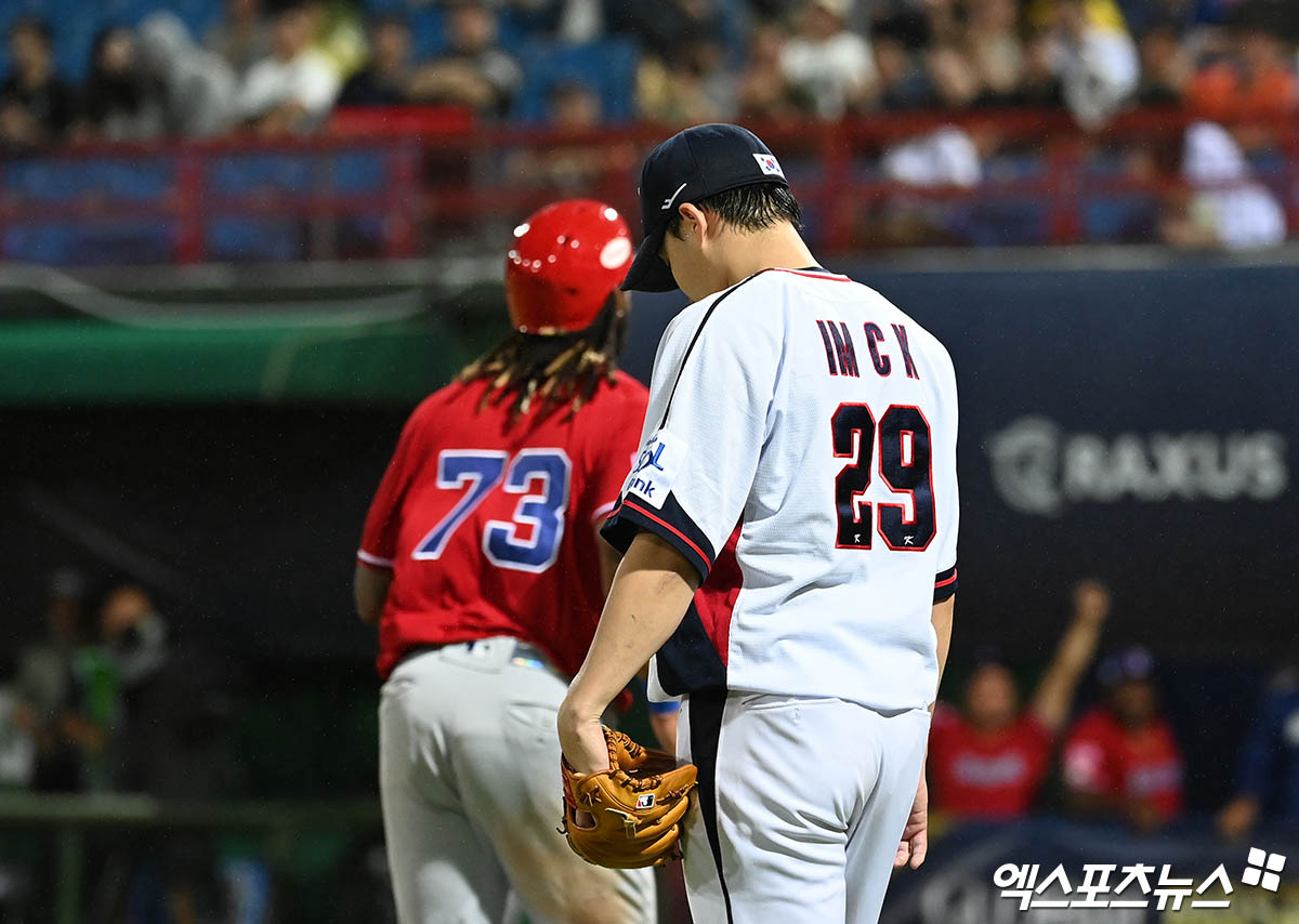 16일 오후 대만 타이베이 톈무야구장에서 열린 '2024 WBSC(세계야구소프트볼연맹) 프리미어12' B조 조별리그 4차전 대한민국과 도미니카공화국의 경기, 4회초 무사 2루 한국 선발투수 임찬규가 도미니카 알칸타라에게 투런 홈런을 허용한 뒤 아쉬워하고 있다. 타이베이(대만), 박지영 기자