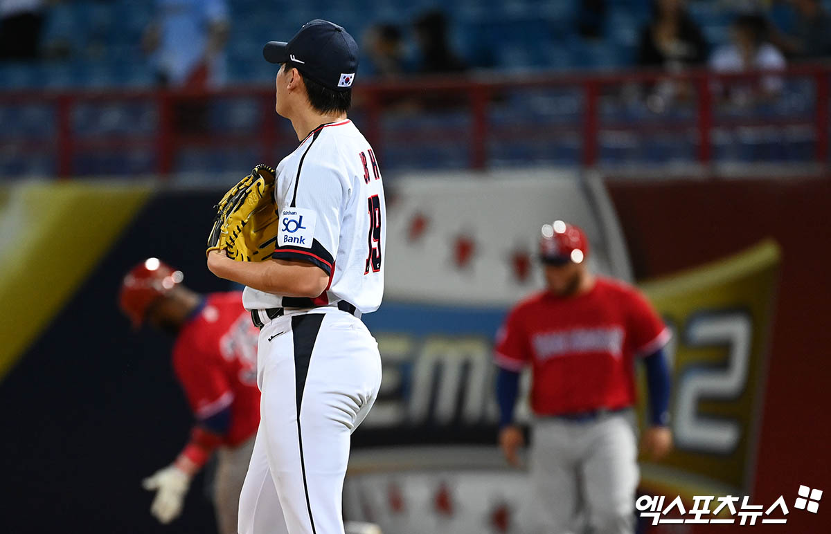 16일 오후 대만 타이베이 톈무야구장에서 열린 '2024 WBSC(세계야구소프트볼연맹) 프리미어12' B조 조별리그 4차전 대한민국과 도미니카공화국의 경기, 5회초 2사 조병현이 도미니카 알칸타라에게 솔로 홈런을 허용하며 실점에 아쉬워하고 있다. 타이베이(대만), 박지영 기자