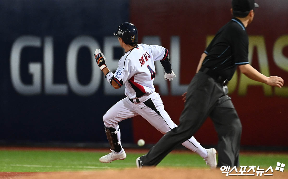 16일 오후 대만 타이베이 톈무야구장에서 열린 '2024 WBSC(세계야구소프트볼연맹) 프리미어12' B조 조별리그 4차전 대한민국과 도미니카공화국의 경기, 6회말 1사 2,3루 신민재가 내야 땅볼을 때려낸 뒤 도미니카 투수 로드리게스의 송구 실책을 틈타 3루까지 진루하고 있다. 타이베이(대만), 박지영 기자