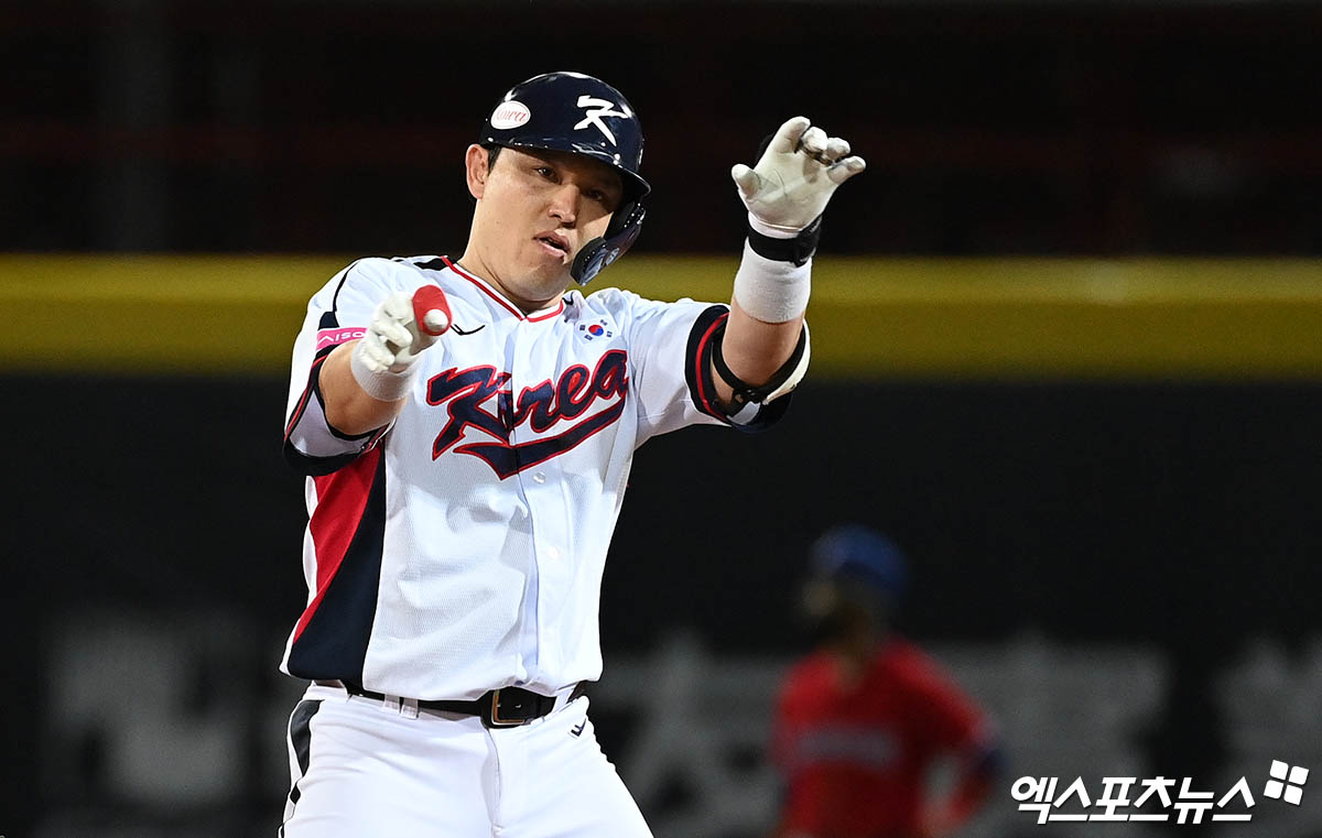 16일 오후 대만 타이베이 톈무야구장에서 열린 '2024 WBSC(세계야구소프트볼연맹) 프리미어12' B조 조별리그 4차전 대한민국과 도미니카공화국의 경기, 6회말 2사 2루 박동원이 1타점 적시 2루타를 때려낸 뒤 세리머니를 하고 있다. 타이베이(대만), 박지영 기자