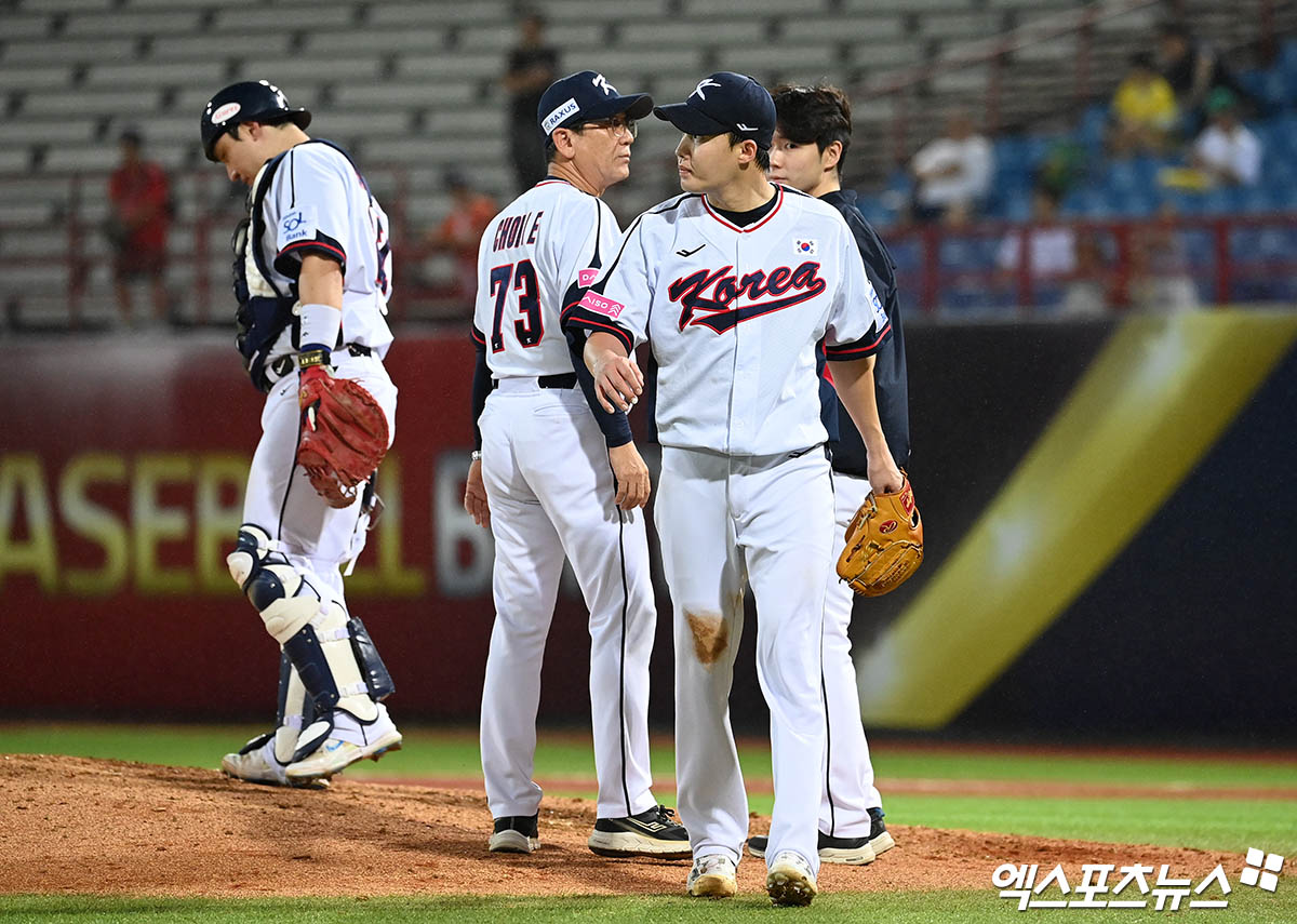 16일 오후 대만 타이베이 톈무야구장에서 열린 '2024 WBSC(세계야구소프트볼연맹) 프리미어12' B조 조별리그 4차전 대한민국과 도미니카공화국의 경기, 4회초 무사 2루 한국 선발투수 임찬규가 도미니카 알칸타라에게 투런 홈런을 허용한 뒤 강판되어 마운드를 내려가고 있다. 타이베이(대만), 박지영 기자